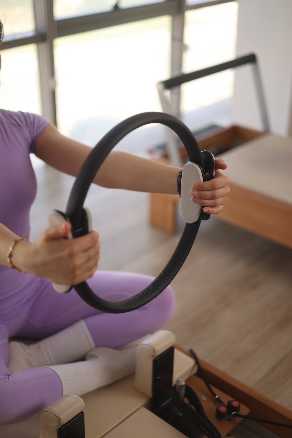 Inel de pilates în timpul unui exercițiu